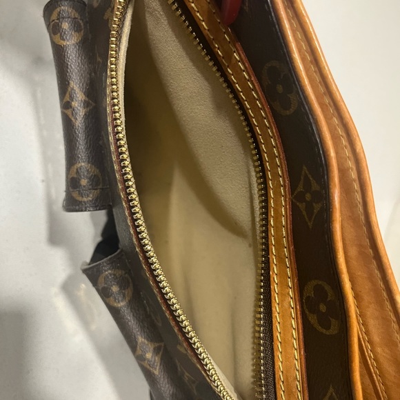 Louis Vuitton authentic Hudson GM crossbody bag - Picture 6 of 16